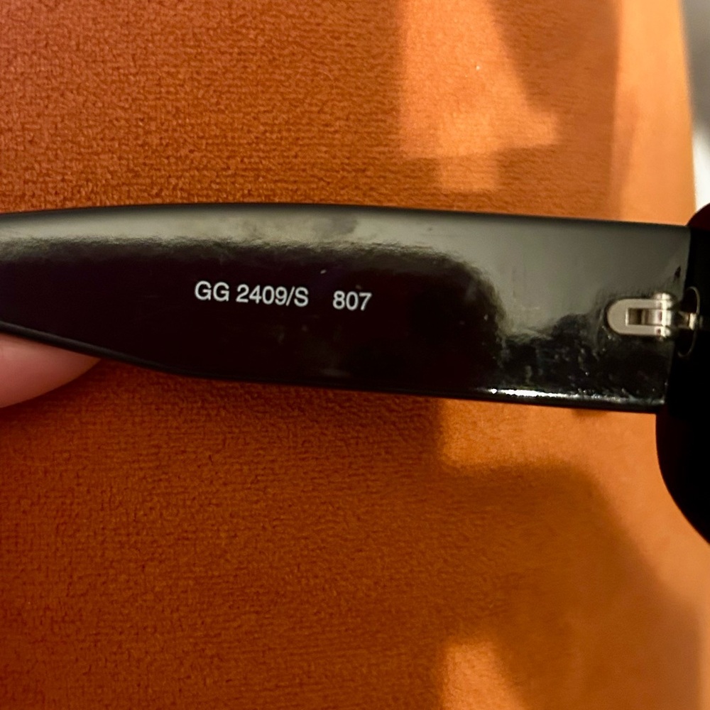 Gucci Black Sunglasses with Glossy Finish - Picture 5 of 6